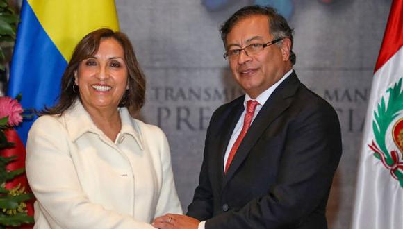 El presidente electo de Colombia, Gustavo Petro (D), saluda a la vicepresidenta peruana, Dina Boluarte, quien llegó al país para asistir a su toma de posesión, en Bogotá.