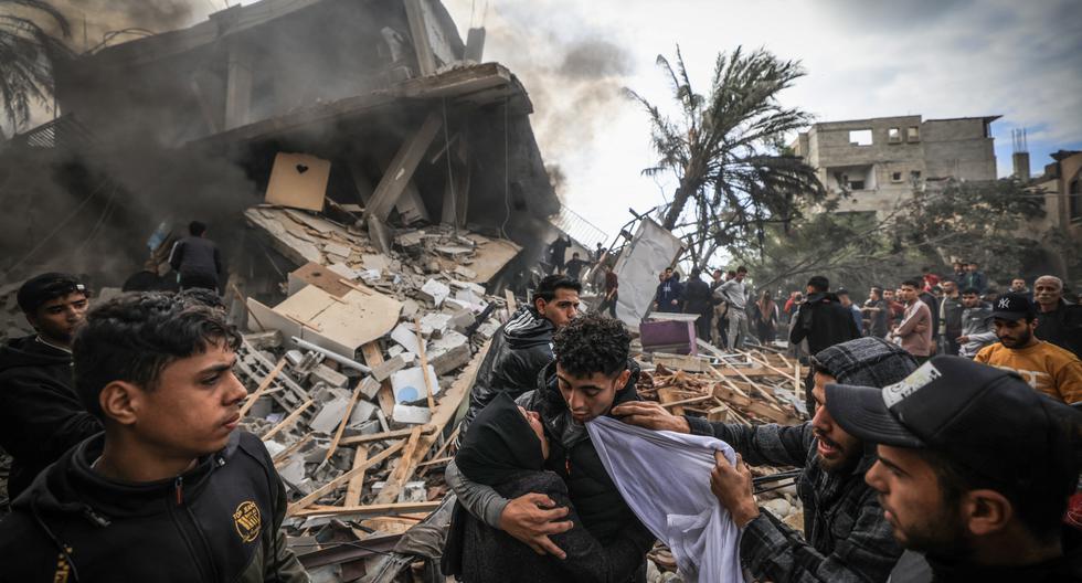 Los palestinos reaccionan tras un bombardeo de Israel el 14 de diciembre de 2023 en Rafah, en el sur de la Franja de Gaza. (Foto de Mahmud HAMS / AFP).