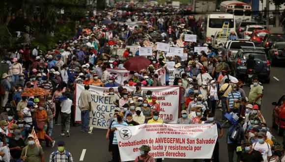 Veteranos de guerra, excombatientes de la guerra civil (1980-1992) y sindicalistas protestan contra el Gobierno de Nayib Bukele, en San Salvador (El Salvador).  (Foto: EFE/Rodrigo Sura).