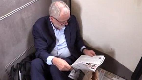 El líder laborista inglés viajó sentado en el suelo de un tren