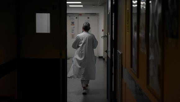 Un personal médico camina por un pasillo de un sitio de vacunación contra la viruela del mono en París el 3 de agosto de 2022. (Foto referencial: JULIEN DE ROSA / AFP)