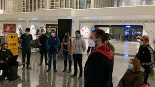 Colombianos regresan desde Wuhan, epicentro del coronavirus, en avión de la Fuerza Aérea