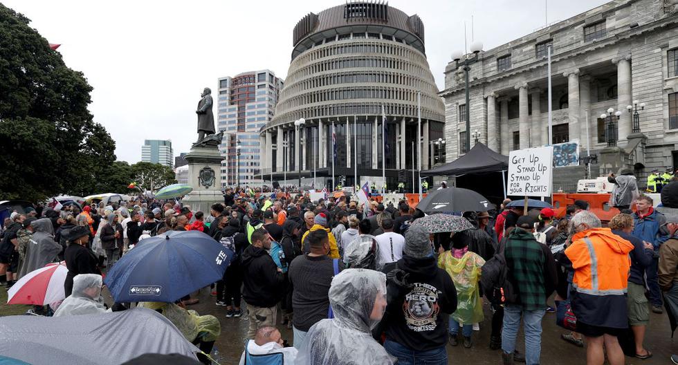 New Zealand tries to disperse anti-vaccine protesters by repeating “Macarena” and “Baby Shark” ad nauseam