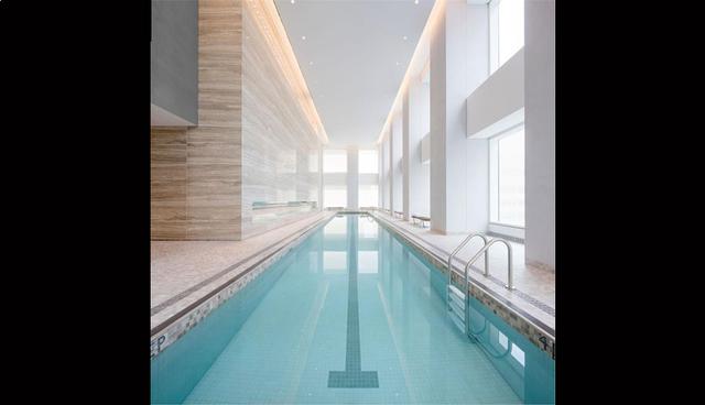 Por si fuera poco, al interior del departamento, se ubicó una piscina con revestimientos de mármol y madera. (Foto: Realtor)