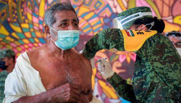 Un hombre indígena zapoteca del Istmo de Tehuantepec recibe una vacuna china de un solo disparo CanSino contra Covid-19, en Juchitán de Zaragoza, estado de Oaxaca, México. (Foto: AFP / FRANCISCO RAMOS).