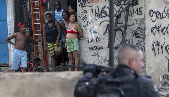 Los habitantes de las favelas de Río de Janeiro en Brasil luchan para defenderse del nuevo coronavirus, de la crisis económica y de las balas. Fotografía de archivo del 3 de mayo de 2018. (MAURO PIMENTEL / AFP).