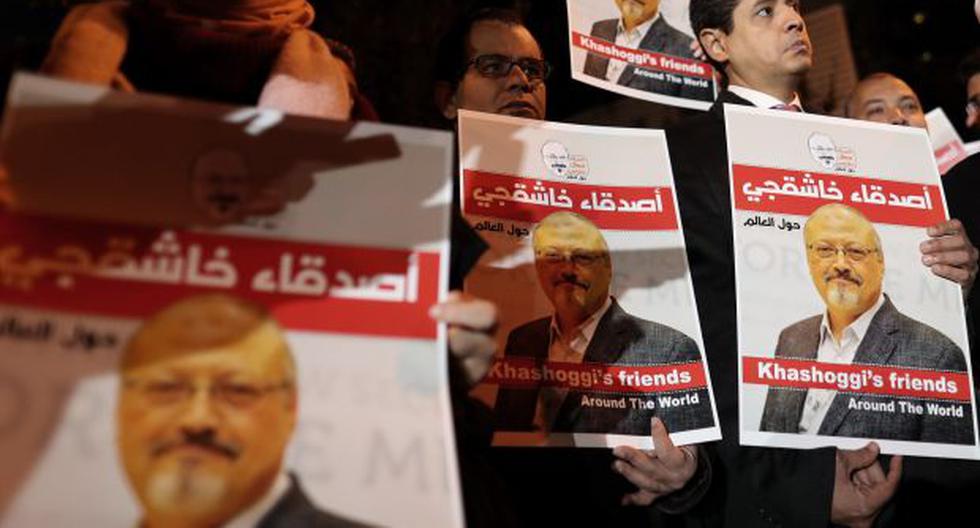 Personas muestran imágenes de Jamal Khashoggi durante una manifestación frente al consulado de Arabia Saudí en Estabul. (Foto: EFE)