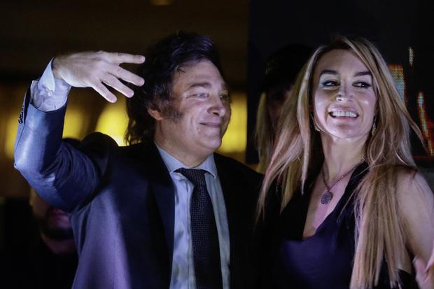 Javier Milei celebra con su novia Fátima Flórez después de ganar la segunda vuelta de las elecciones presidenciales en Argentina. (Foto de Emiliano Lasalvia/AFP).
