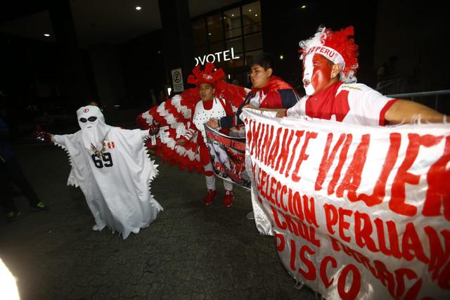 Selección peruana: Hinchas colmaron los alrededores del hotel en Porto Alegre | Foto: Francisco Neyra/GEC