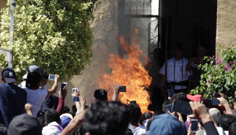 La muchedumbre forzó a los policías locales a retirarse de la prisión para sacar a golpes a los dos detenidos, que fueron golpeados y quemados vivos. | Foto: Twitter / @oscaresgo