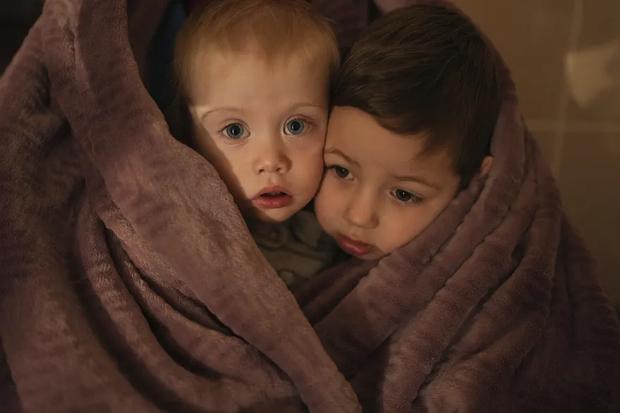 Two children of medical workers at the Mariupol maternity, wrapped in blankets because of the intense cold of the night.  (Evgeny Maloletka - AP).