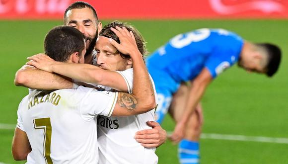 Benzema se abraza con Hazard y Modric, sus socios en el 1-0 del Real Madrid sobre el Valencia por LaLiga. (Foto: AFP)