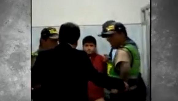 Sujeto fue detenido en el baño de mujeres. (Foto: Captura / América Noticias)