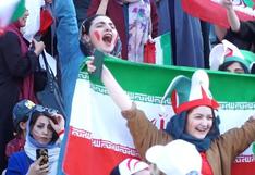 Mujeres iraníes asisten a un estadio de fútbol libremente tras décadas de prohibición 