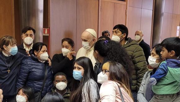Imagen muestra al papa Francisco visitando el lugar de vacunación de algunas personas sin hogar o personas en dificultades en el atrio de la Sala Pablo VI. en el Vaticano, el 2 de abril de 2021. (EFE/EPA/VATICAN MEDIA).