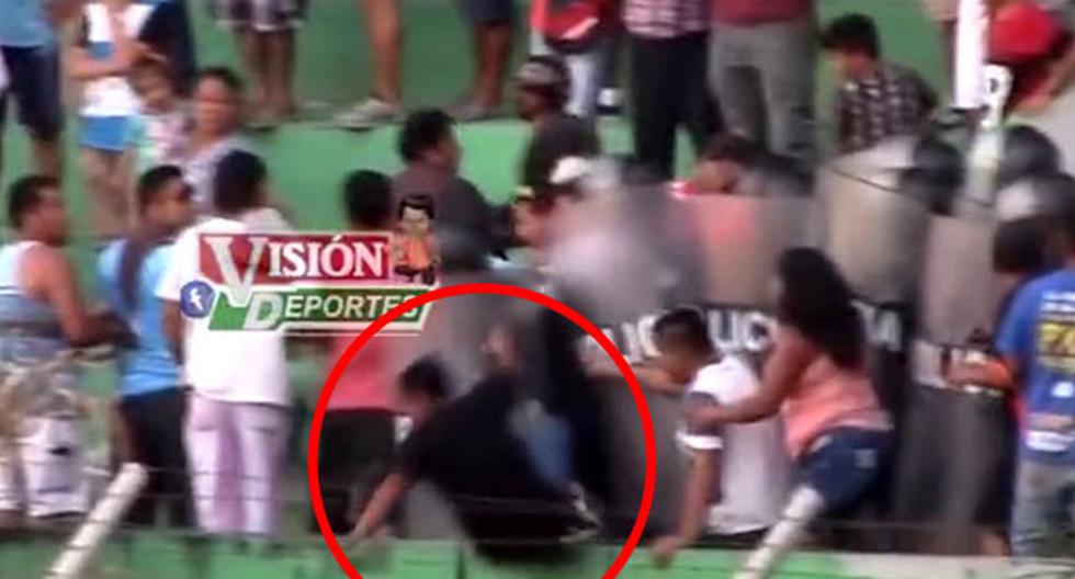Durante partido de la Segunda en Perú, un policía empuja a hincha que cae desde la tribuna. (Foto: captura)