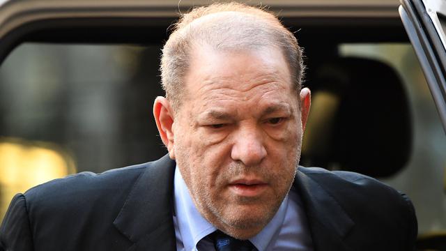 Aunque más de 80 mujeres lo dan denunciado por acoso, agresión sexual o violación, Weinstein solo fue inculpado de la violación de una mujer en el 2013 y de la agresión sexual de otra en el 2006, ya que la mayoría de los delitos prescribieron. Foto: AFP