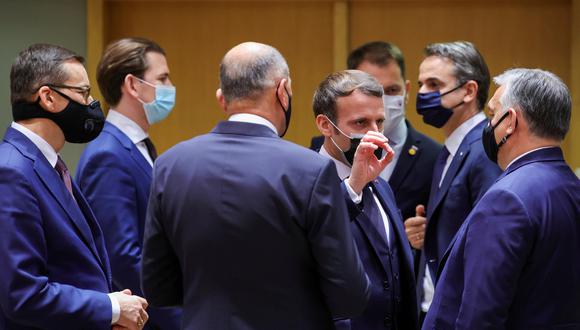 Hace una semana, Macron participó de la cumbre del Consejo Europeo. En la foto, conversa con el primer ministro de Hungría, Viktor Orban. Lo rodean el primer ministro de Polonia, Mateusz Morawiecki; el canciller de Austria, Sebastian Kurz, y el primer ministro de Grecia, Kyriakos Mitsotakis. (REUTERS)