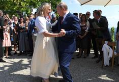 Putin baila en boda de ministra austriaca | FOTOS