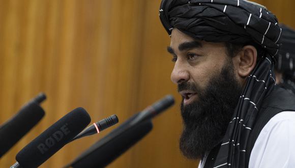 El portavoz talibán Zabihullah Mujahid habla durante una conferencia de prensa en Kabul el 30 de junio de 2022. (Foto de Wakil KOHSAR / AFP)
