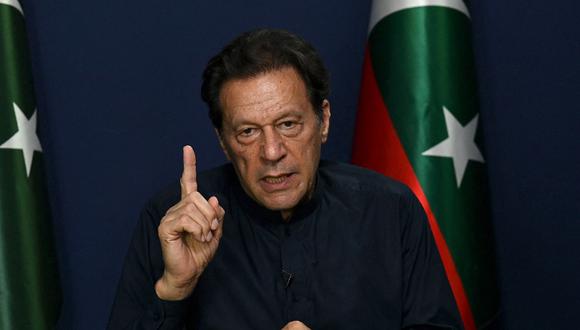 El ex primer ministro de Pakistán, Imran Khan, hace un gesto mientras habla durante una entrevista con la AFP en su residencia de Lahore, el 18 de mayo de 2023. (Foto de Arif ALI / AFP)