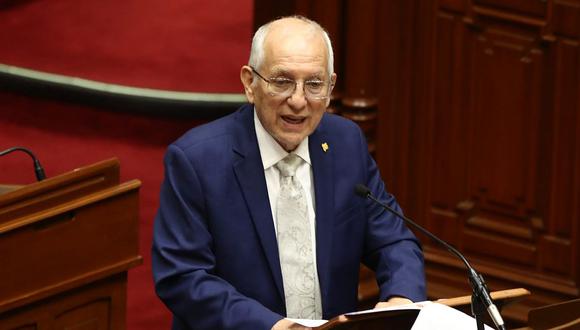 Óscar Becerra, ministro de Educación, respondió interpelación en el Congreso. (Foto: GEC)