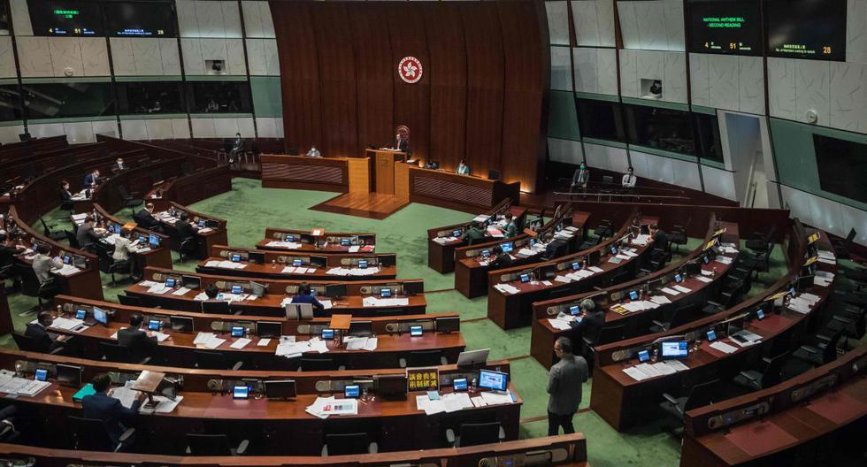 Imagen referencial. Los legisladores asisten a un debate sobre una ley que prohíbe insultar el himno nacional de China en el Consejo Legislativo en Hong Kong el 27 de mayo de 2020. (AFP / DALE DE LA REY).