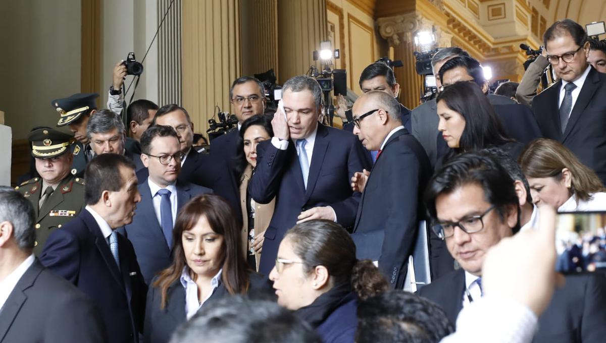 Salvador del Solar salió del Parlamento tras presentar la cuestión de confianza ante el Pleno.  (Foto: GEC)