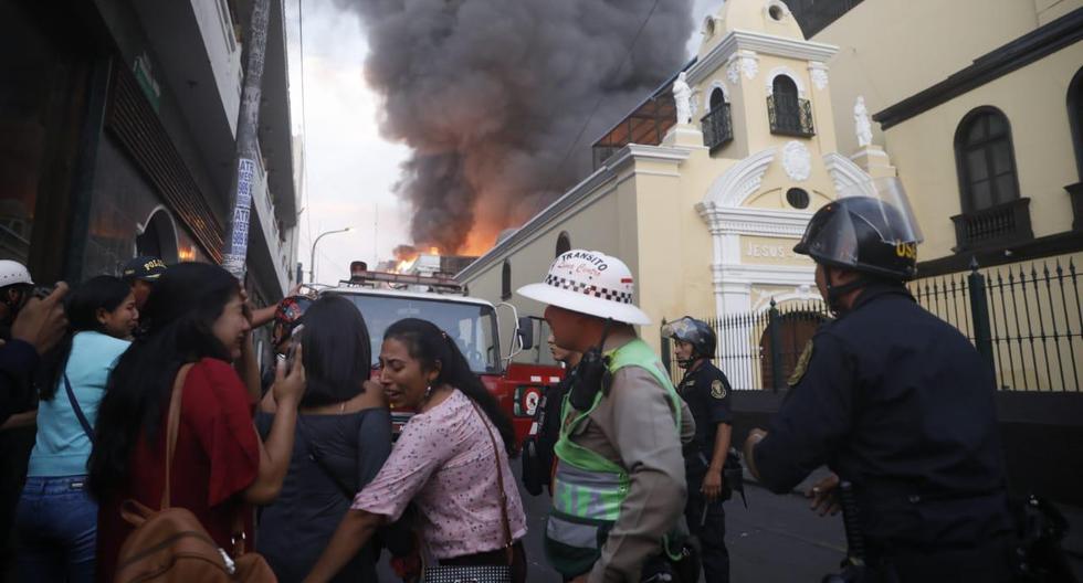 Decenas de unidades de los bomberos se encuentran atendiendo la emergencia. (Foto: José Rojas / GEC)