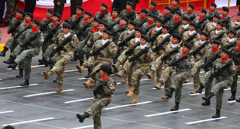 Parada Militar el orden de las delegaciones en el desfile por Fiestas