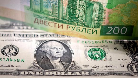 Rublo ruso y billetes en dólares estadounidenses. (Foto de archivo: REUTERS/Dado)