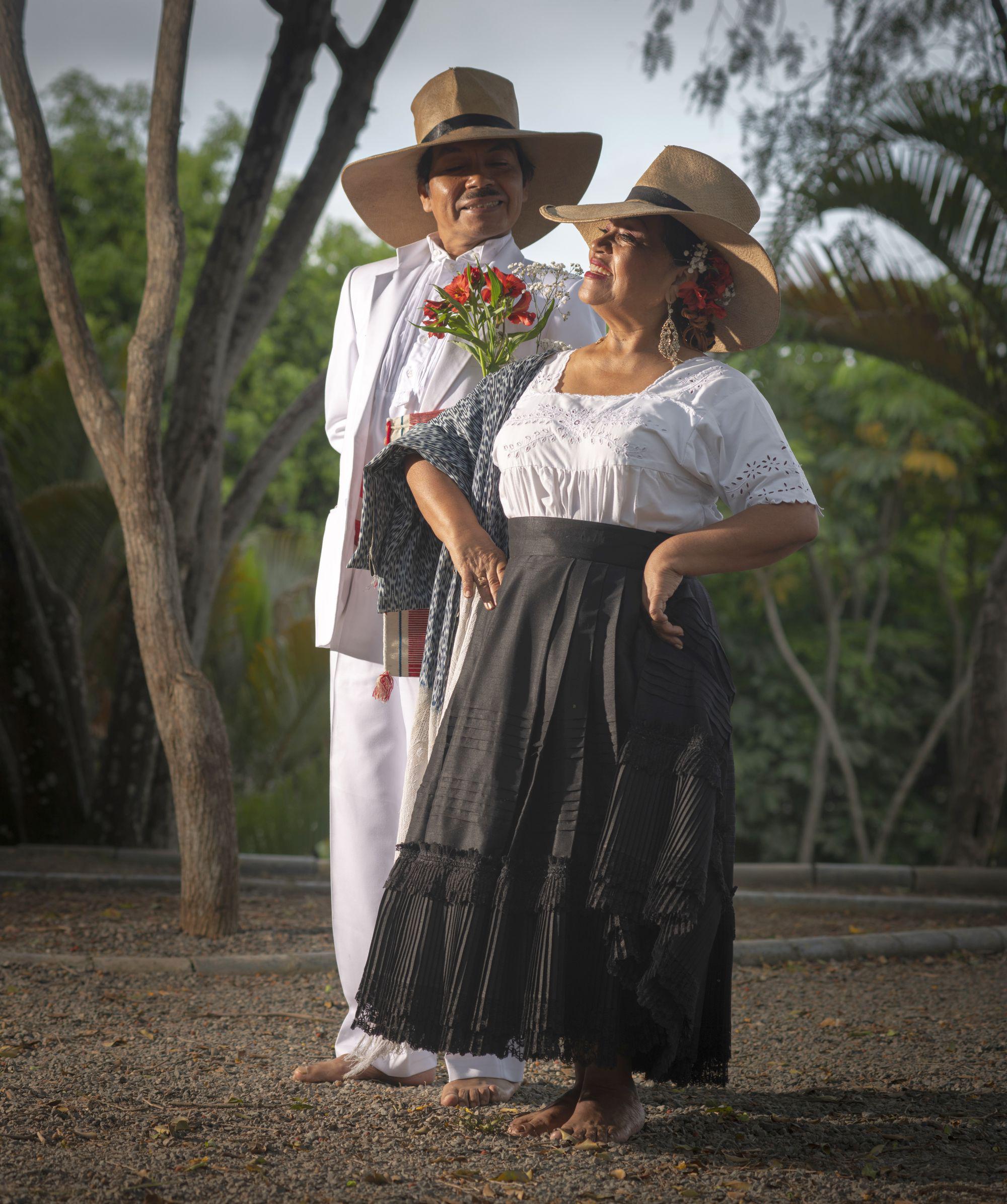 SOY LEYENDA. Olga Fernández fue la primera mujer en bailar descalza al estilo mochero en el famoso concurso de Trujillo, 1968. A su lado, su hermano Ronald Fernández, director de la escuela de marinera Moche.