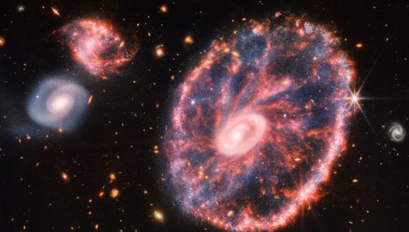 Su aspecto, muy parecido al de la rueda de un carro, es el resultado de un intenso acontecimiento: una colisión a gran velocidad entre una gran galaxia espiral y otra más pequeña, no visible en esta imagen. (Foto: Twitter / @ESA_Webb)