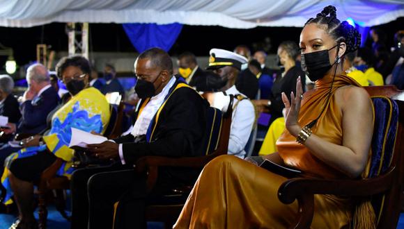 Rihanna saluda durante la ceremonia para declarar a Barbados república. (RANDY BROOKS / AFP).