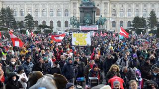 Manifiestan 10.000 personas antimascarillas en Viena