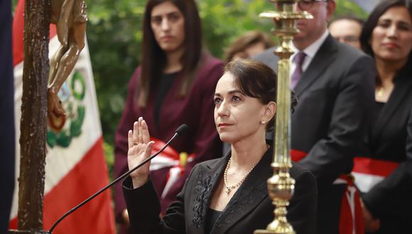 Presidente Vizcarra tomó juramento a Ana Revilla Vergara.
