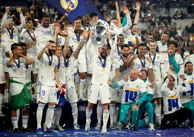 Dani Carvajal levantó el trofeo de la Champions League con Real Madrid.