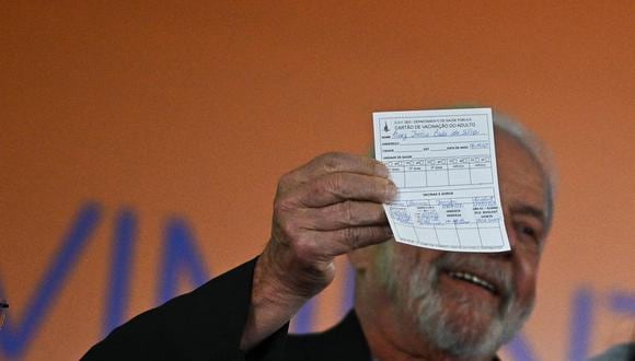 El Presidente de Brasil, Luiz Inácio Lula da Silva, sostiene su tarjeta de vacunación después de ser vacunado hoy, durante el lanzamiento de la campaña de Movilización Nacional por la Vacunación en un Centro de Salud en Guará, cerca a Brasília (Brasil). (Foto: EFE/Andre Borges)