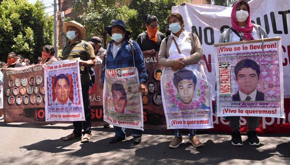 Familiares de los estudiantes desaparecidos en Iguala en 2014 protestan frente a la embajada de Israel en la Ciudad de México el 21 de septiembre de 2022 para exigir la extradición del exfiscal general Tomás Zeron de Lucio.