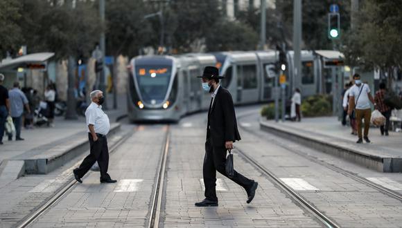 Israel dispuso una restricción de un kilómetro para viajar desde casa, excepto para desplazarse a lugares de trabajo que permanecen abiertos y para comprar bienes de primera necesidad. (Foto: Emmanuel DUNAND / AFP)