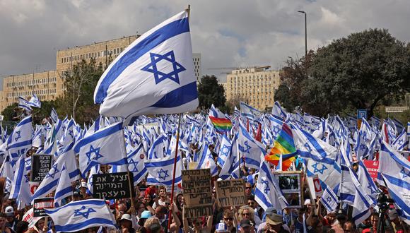 Los manifestantes se reúnen frente al parlamento de Israel en Jerusalén en medio de manifestaciones en curso y llamamientos a una huelga general contra el controvertido impulso del gobierno de extrema derecha para reformar el sistema de justicia, el 27 de marzo de 2023. (Foto de HAZEM BADER / AFP)