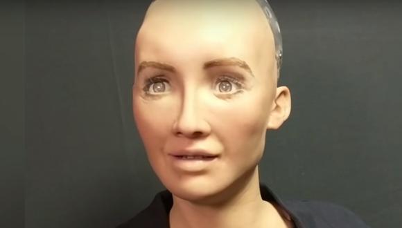La robot Sophia identifica a sus interlocutores gracias a dos cámaras situadas en sus ojos, las mismas que cuentan con tecnología de reconocimiento facial y que le sirven para hacer 'contacto visual'. (Captura de pantalla: YouTube)