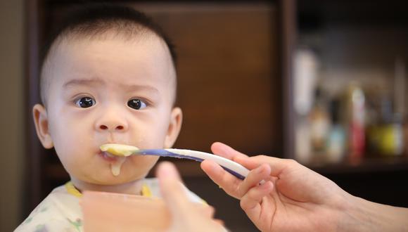 De acuerdo a los especialistas, cerca de la mitad de los recién nacidos devuelven la leche varias veces al día. (Foto: Hui Sang - Unsplash)