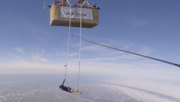 Esta trapecista bate un récord con su peligrosa rutina [VIDEO]