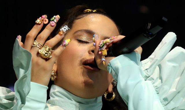 Las uñas de Rosalía acaparan la atención de sus miles de fanáticos. (Foto: Agencia)