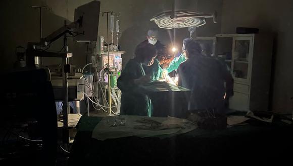 Intervención quirúrgica se dio con linterna de celular por falla de grupo electrógeno en Hospital Nacional Dos de Mayo.
