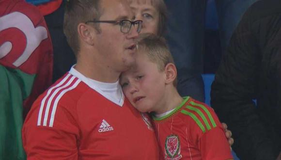 La imagen de un niño llorando la eliminación de Gales se ha vuelto viral.  El cuadro de Gareth Bale se quedó afuera del Mundial tras perder 1-0 ante Irlanda. (Foto: Captura)