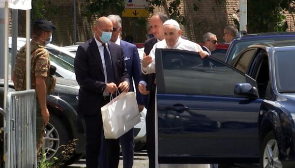 El papa Francisco sale del automóvil para saludar a los policías antes de ingresar al Vaticano después de ser dado de alta del hospital Gemelli en Roma, Italia, el 14 de julio de 2021. (Cristiano Corvino/REUTERS TV).