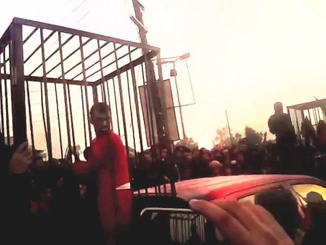 Estado Islámico exhibe en jaulas a 17 prisioneros kurdos #VIDEO - 2