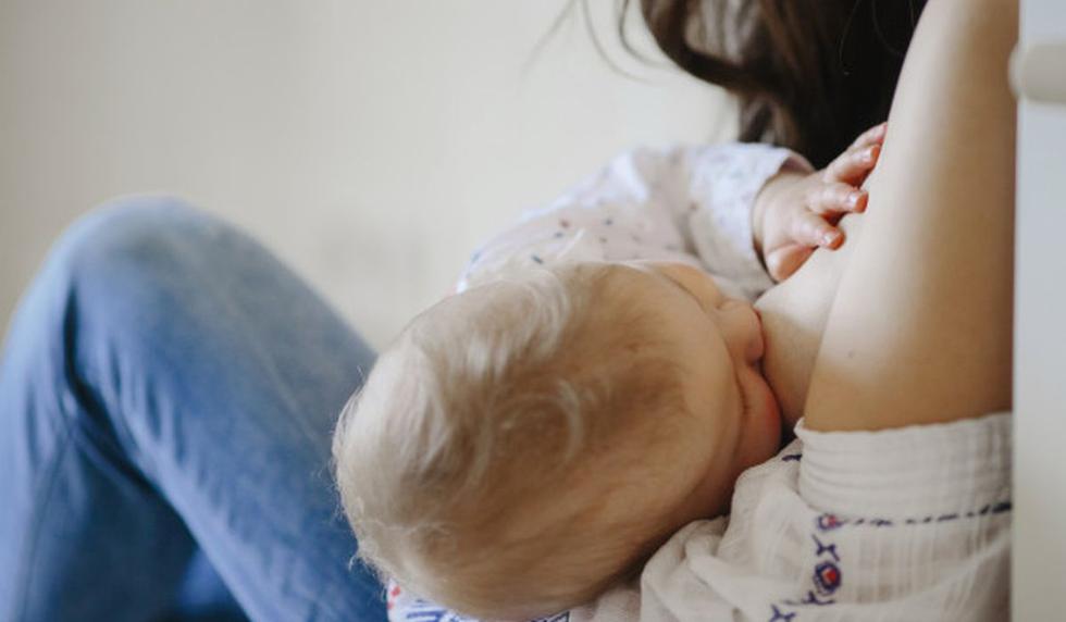 Se recomienda como alimento exclusivo para el lactante hasta los 6 meses de edad, y con alimentación complementaria hasta el año y medio, o los 2 años de edad (Foto: Freepik)